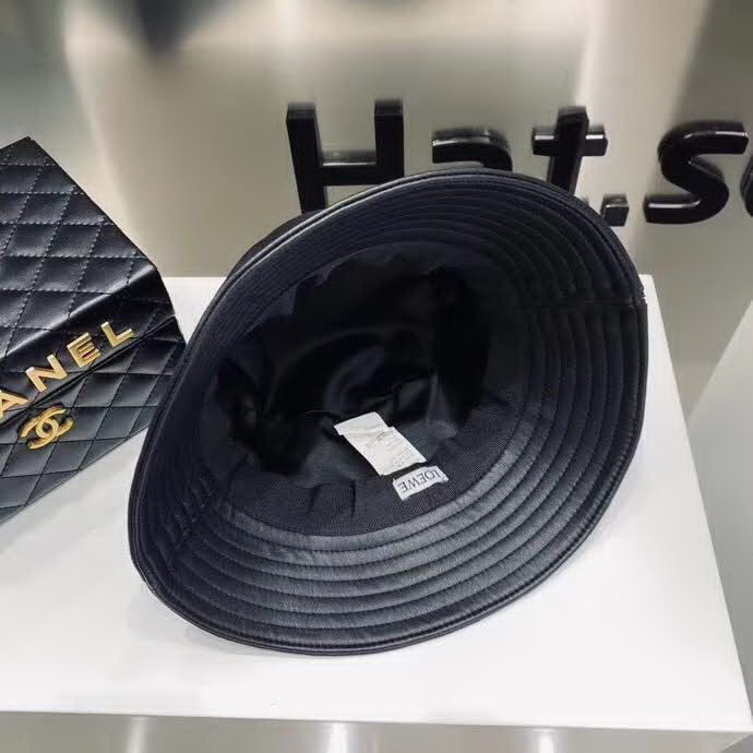 20冬季最新专柜款-罗意威LOEWE专柜同步皮革拉链皮标渔夫帽，火爆时尚单品！洗水仿小羊皮，手感超赞！时尚达人必备