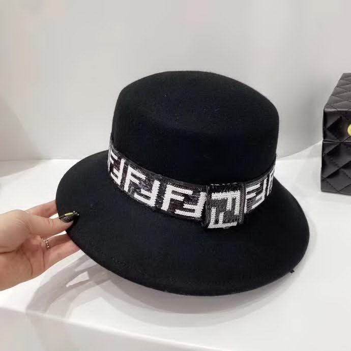 20冬季最新专柜款-Fendi20秋冬新款羊毛礼帽澳洲羊毛，妥妥的高级货！奢华气质款！超衬气质的一款帽子！