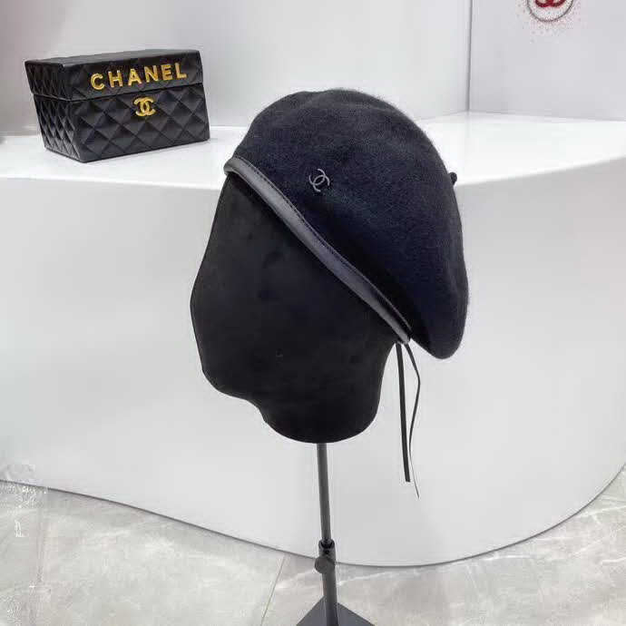 20冬季最新专柜款-Chanel秋冬新款简约时尚彩色羊毛贝雷帽，羊毛皮边彩色贝雷！很俏皮的款式，可爱甜美风！贝雷帽超好凹造型！颜色都很好看！香粉不要错过哦