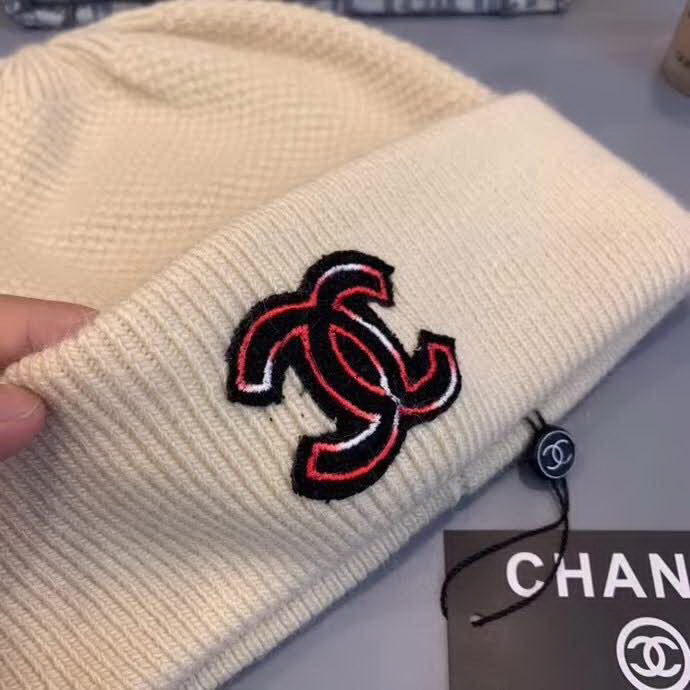 20冬季最新专柜款-Chanel新款字母刺绣标针织羊毛毛线帽，定制羊毛，简约帅气新标志，男女同款。超酷时尚街头风！
