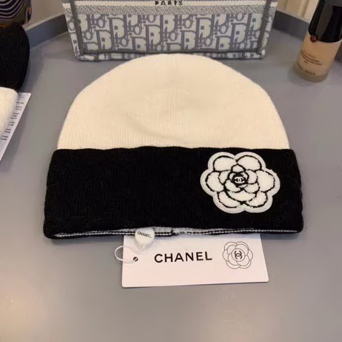 20冬季最新专柜款-香奈儿Chanel针织山茶花毛线帽，定制毛线，手勾手感很好，而且非常厚实哦 质量杠杠滴，适合日常搭配 修饰脸型的单品神器