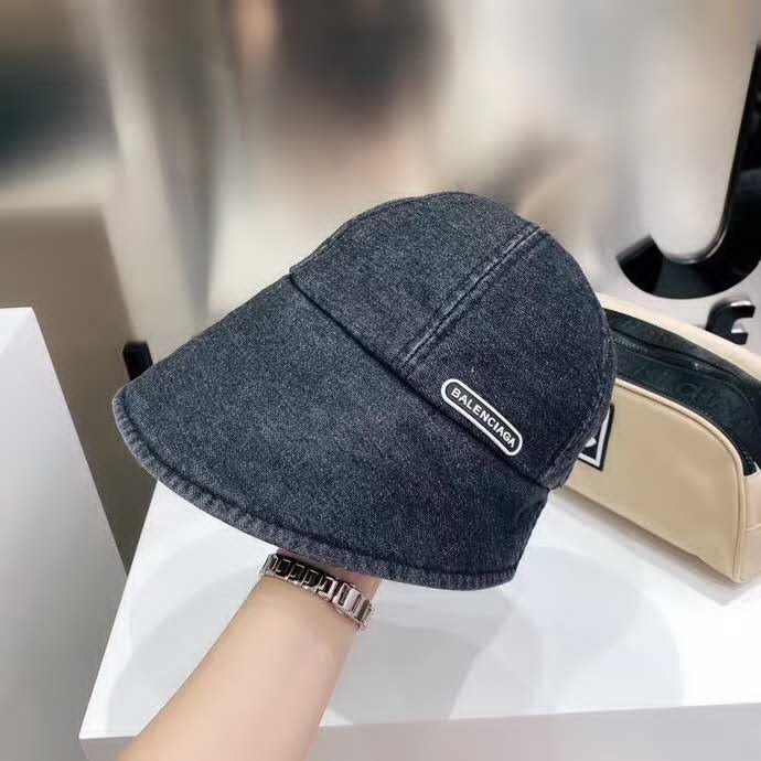 20冬季最新专柜款-Chanel新款个性前后沿渔夫帽，一款很优秀的休闲渔夫帽，洗水牛仔质感复古潮味十足，很强的街拍风，帅！纯棉牛仔棉布，一年四季都可以佩戴