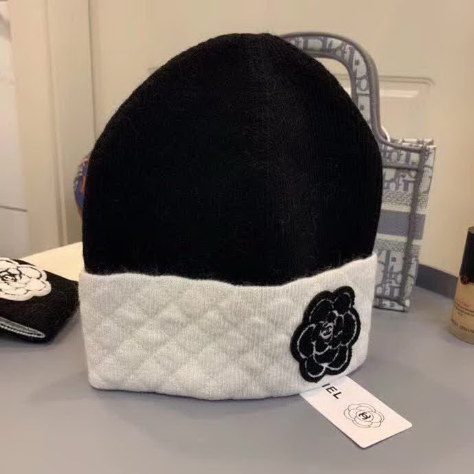 20冬季最新专柜款-香奈儿Chanel针织山茶花毛线帽，定制毛线，手勾手感很好，而且非常厚实哦 质量杠杠滴，适合日常搭配 修饰脸型的单品神器