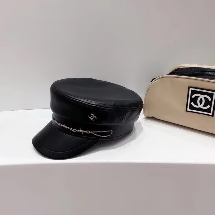 20冬季最新专柜款-香奈儿Chanel新款皮革链条优雅名媛军帽，特别帅气的一款，特别细致的链条，极美！
