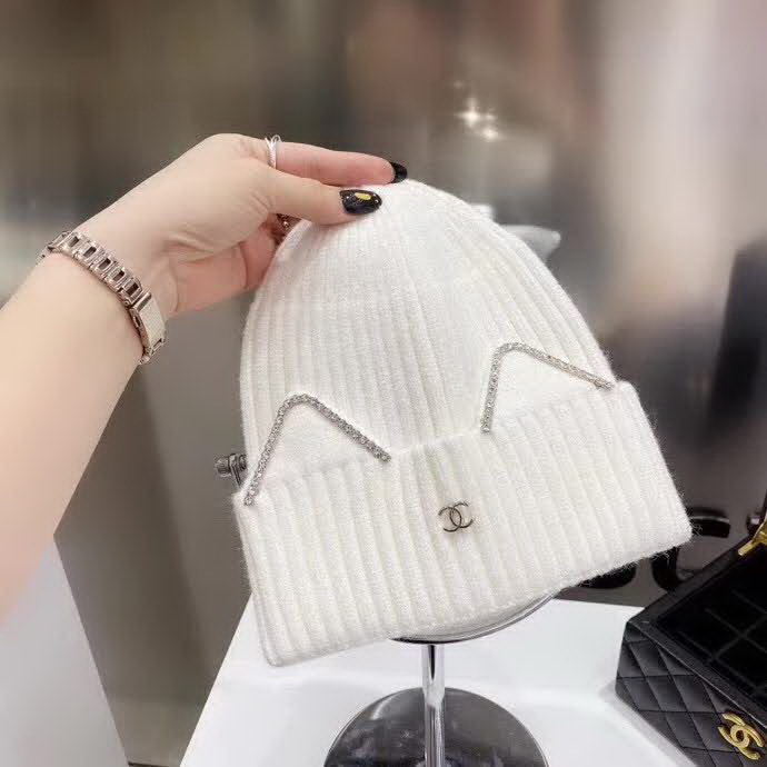 20冬季最新专柜款-Chanel猫耳朵可爱萌软妹子风针织毛线帽，简直就是太好看了！可爱减龄，高弹力羊毛棉，不限头围，甜美减龄超美