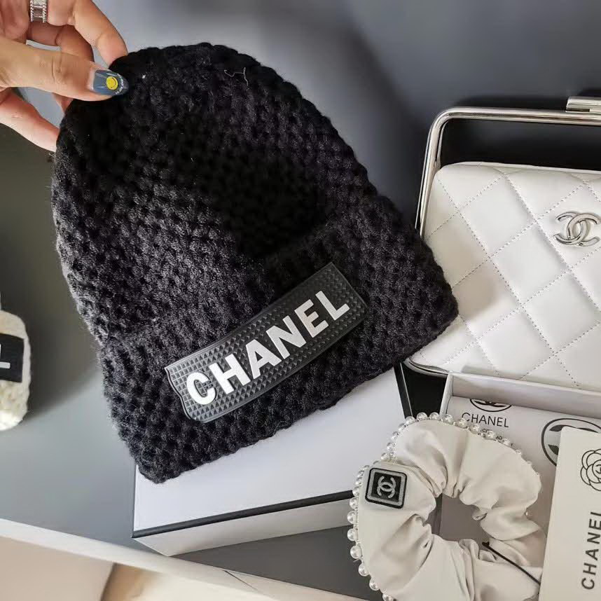 20冬季最新专柜款-Chanel针织镂空手勾毛线帽，日本定制毛线，手勾手感很好，而且非常厚实哦 质量杠杠滴，适合日常搭配 修饰脸型的单品神器