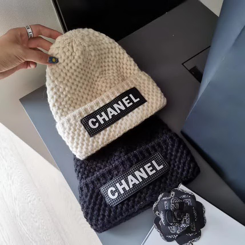 20冬季最新专柜款-Chanel针织镂空手勾毛线帽，日本定制毛线，手勾手感很好，而且非常厚实哦 质量杠杠滴，适合日常搭配 修饰脸型的单品神器
