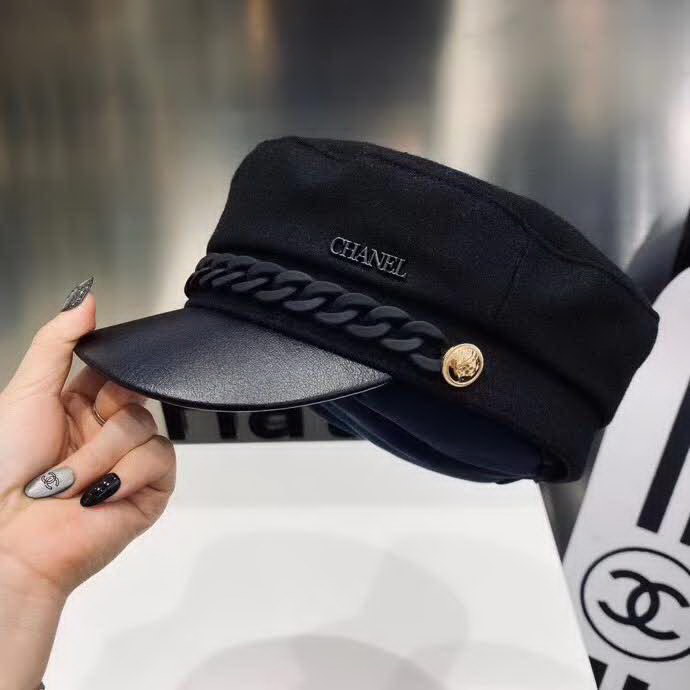 20冬季最新专柜款-Chanel新款磨砂链条装饰拼皮帽檐军帽。高档羊毛呢子，爆款军帽