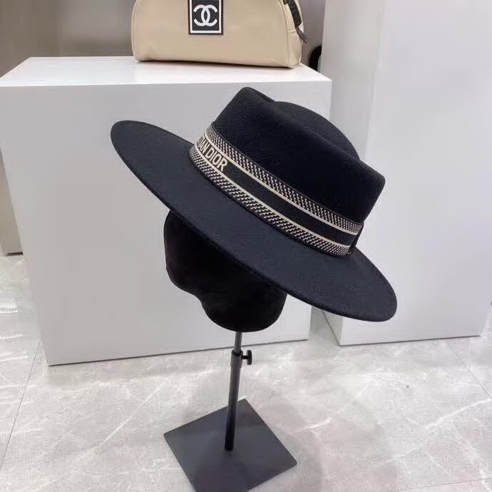 20冬季最新专柜款-迪奥Dior巴黎走秀款平顶羊毛礼帽，羊毛礼帽系列，大檐礼帽，很好凹造型，一款气场全开的礼帽