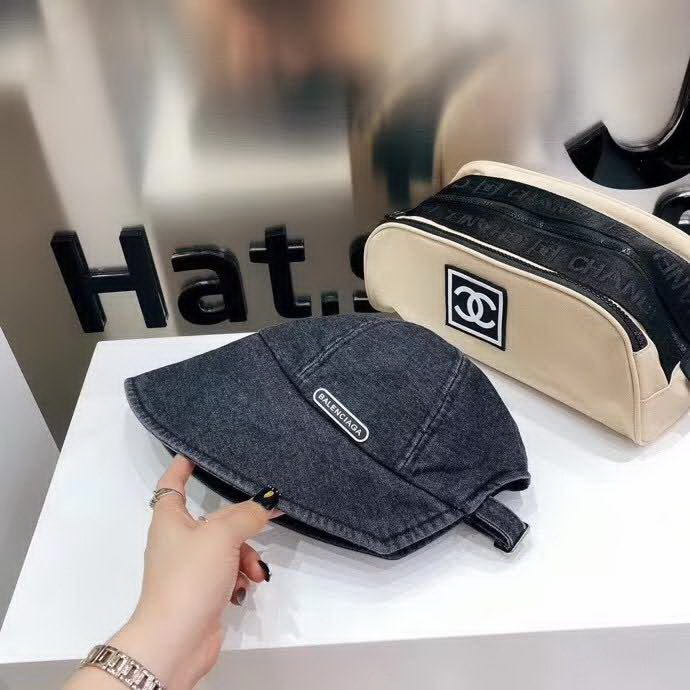 20冬季最新专柜款-Chanel新款个性前后沿渔夫帽，一款很优秀的休闲渔夫帽，洗水牛仔质感复古潮味十足，很强的街拍风，帅！纯棉牛仔棉布，一年四季都可以佩戴