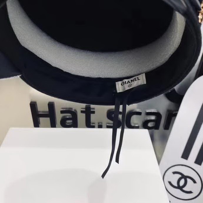 20冬季最新专柜款-Chanel新款磨砂链条装饰拼皮帽檐军帽。高档羊毛呢子，爆款军帽