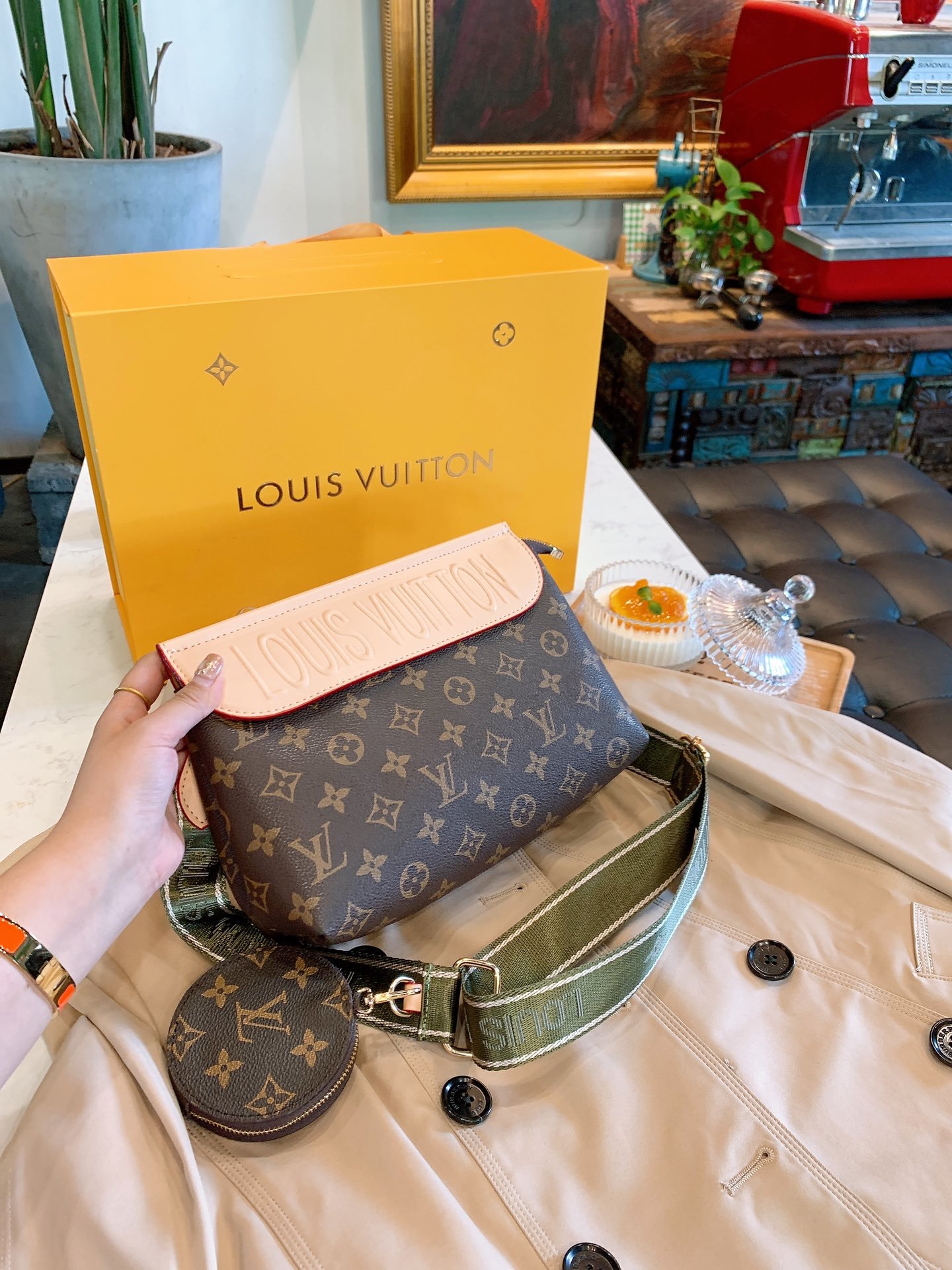 LOUIS VUITTON  LB5212005020150  size: 25cm