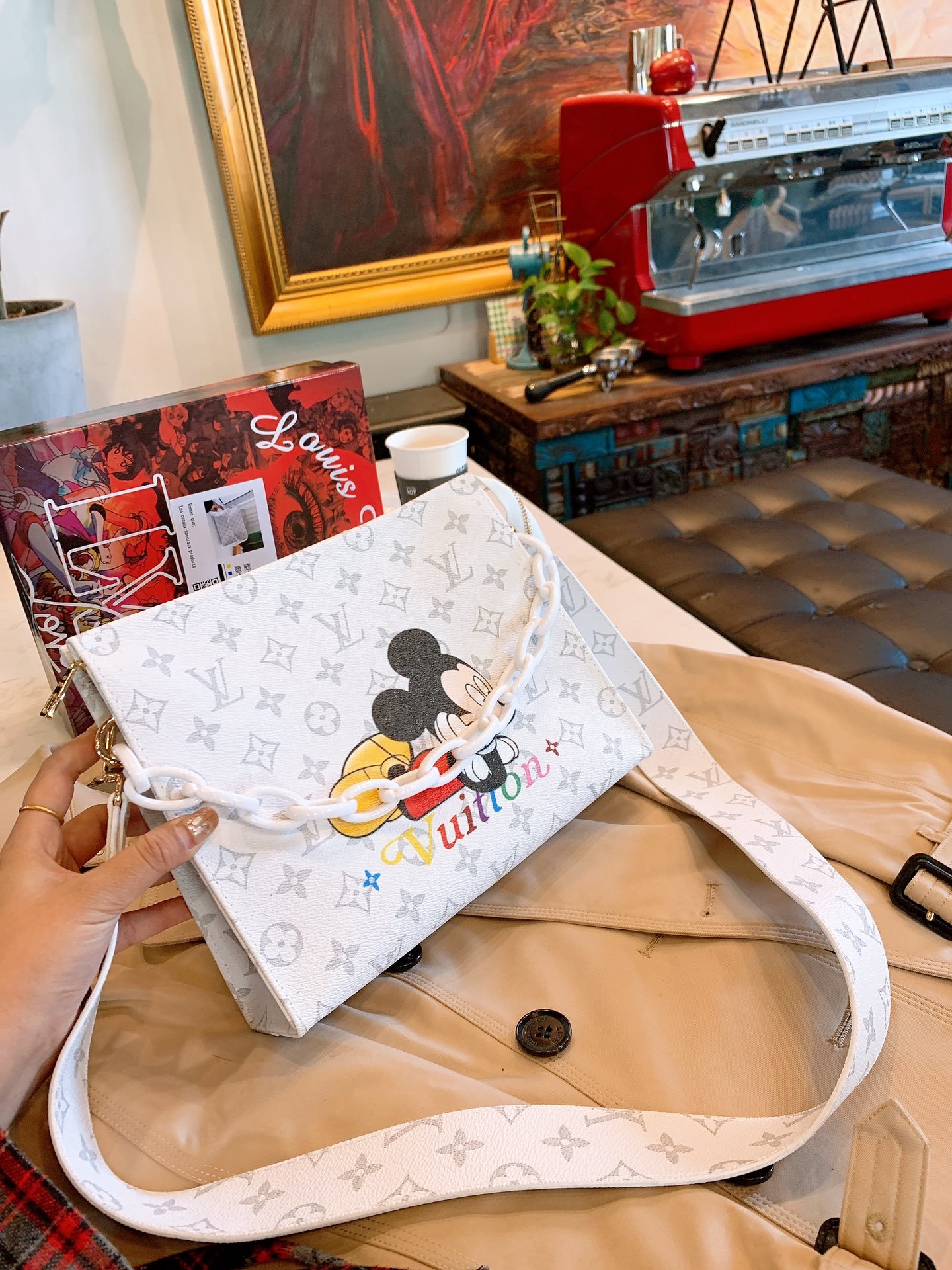 LOUIS VUITTON  LB5312005020118  size: 26x20cm